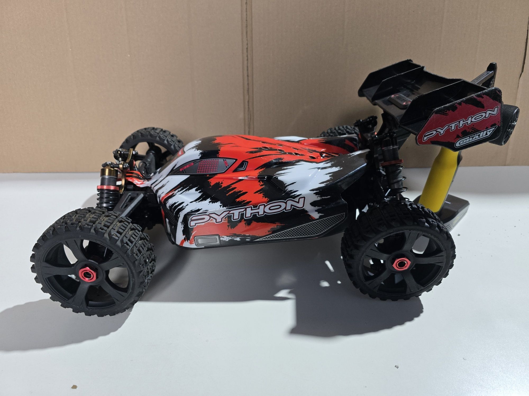 Model RC buggy team corally 1:8 6s