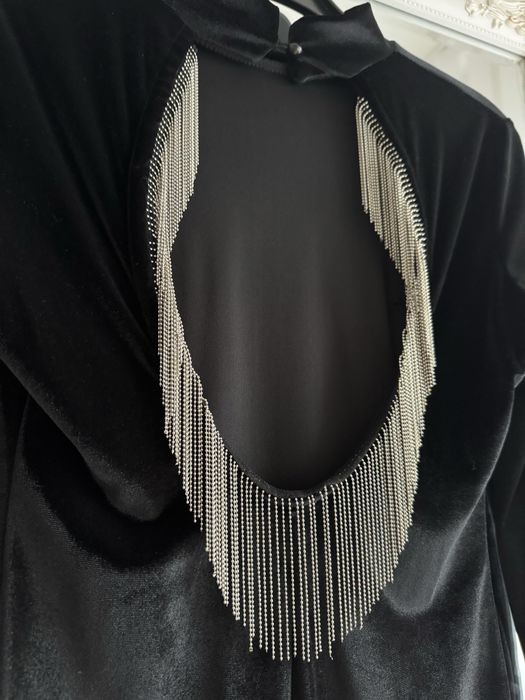 Czarna welurowa sukienka z wycięciem na plecach