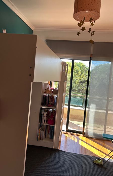 Cama alta IKEA SMÄSTAD com roupeiro e estante embutidos + quadriculas