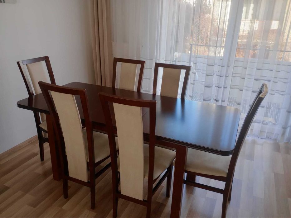 6 krzeseł + stół 140x80 rozkładany 180x80 . Możliwość transportu.