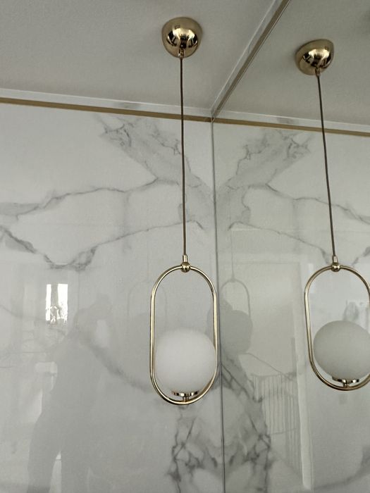 Zlota lampa wiszaca