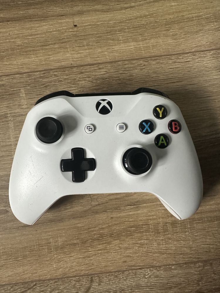 Xbox One S 500 Gb+ akumulatory do padów