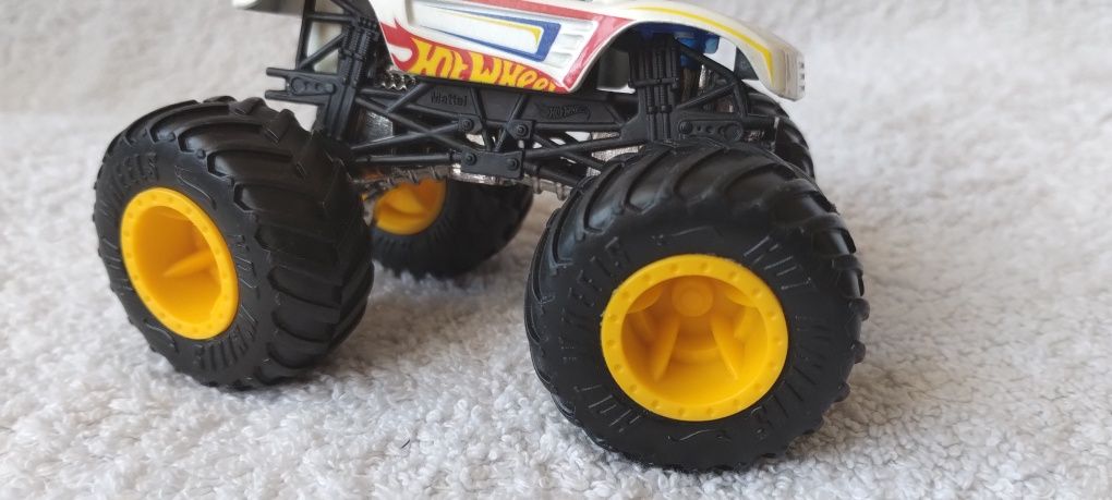 Hot wheels monster truck 1/64