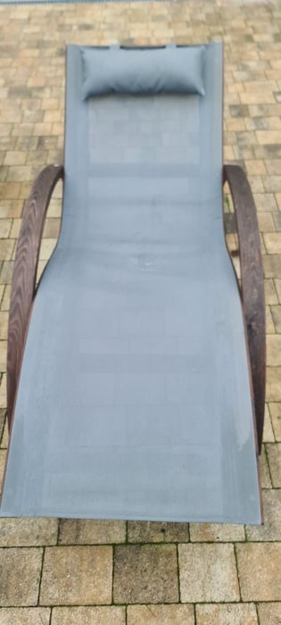 Leżak ogrodowy z drewnianą konstrukcją