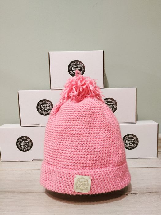 Różowa czapka zimowa z pomponem - ręcznie robiona