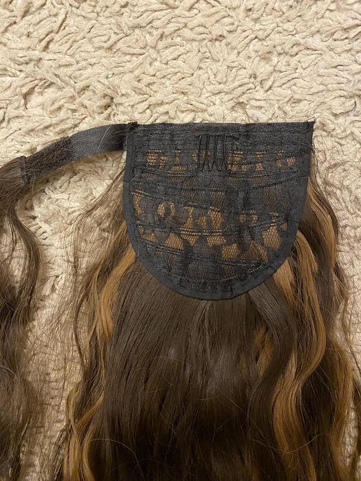 Kitka brąz pasemka fale 60 cm włosy syntetyczne doczepy.