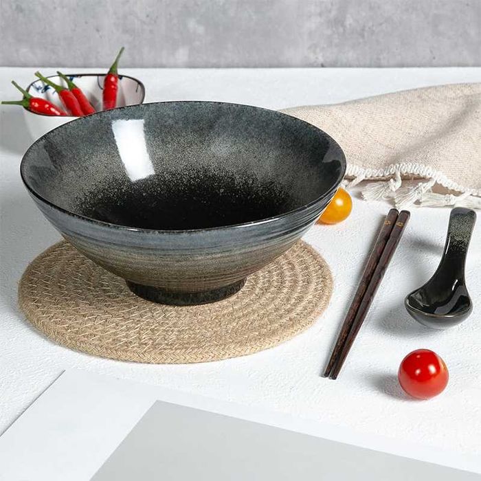 Zestaw ceramicznych misk do ramen z pałeczkami i łyżką