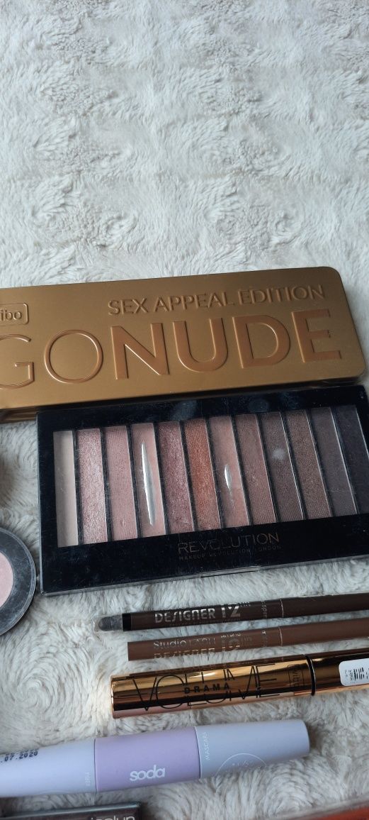 Zestaw kosmetyków do makijażu| Lovely, wibo  sephora