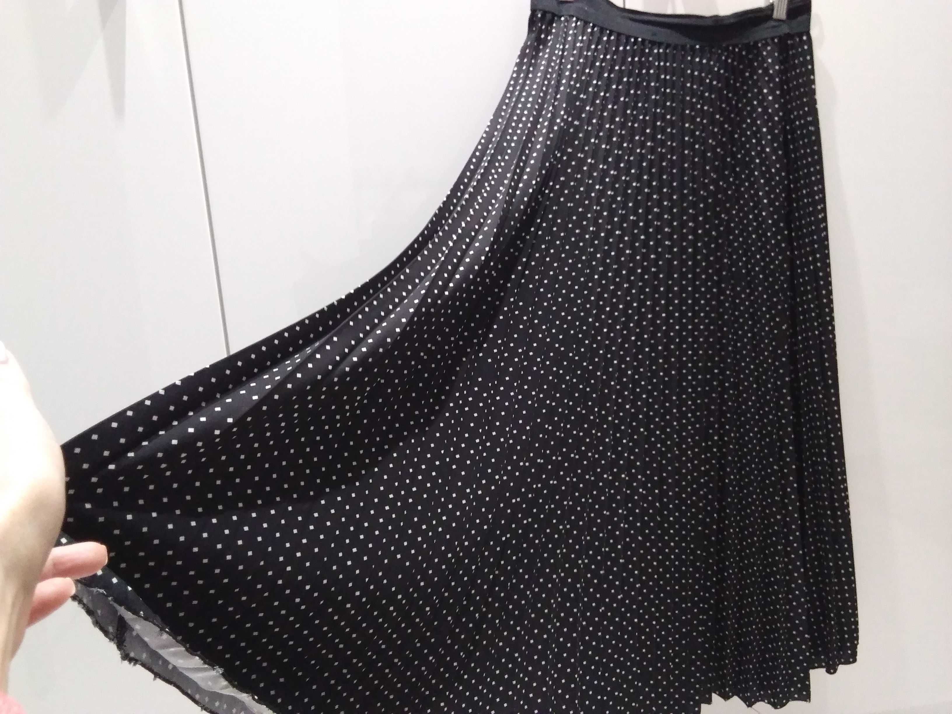 długa plisowana spódnica czarna w białe groszki m
