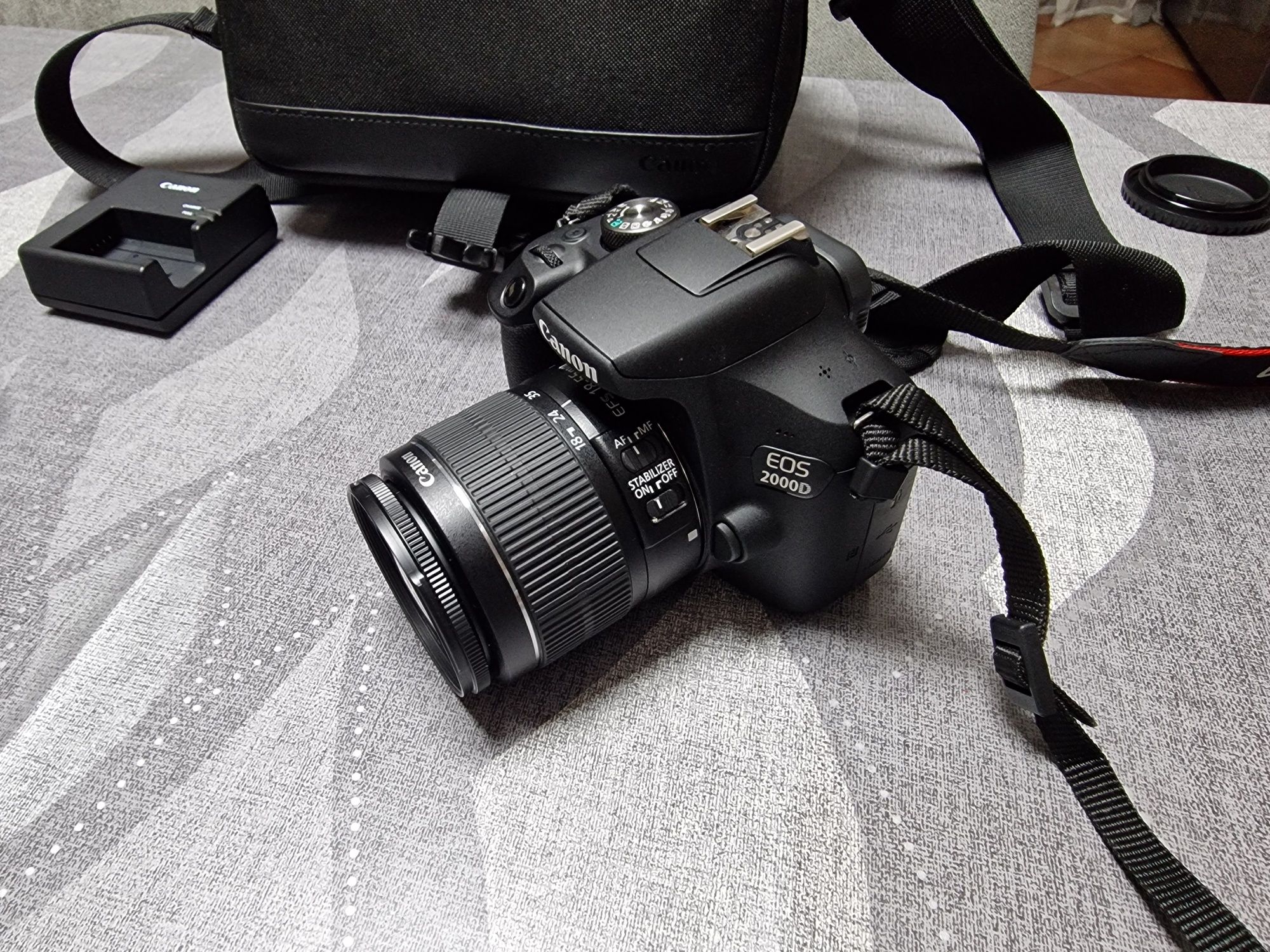 Máquina fotográfica Canon 2000D