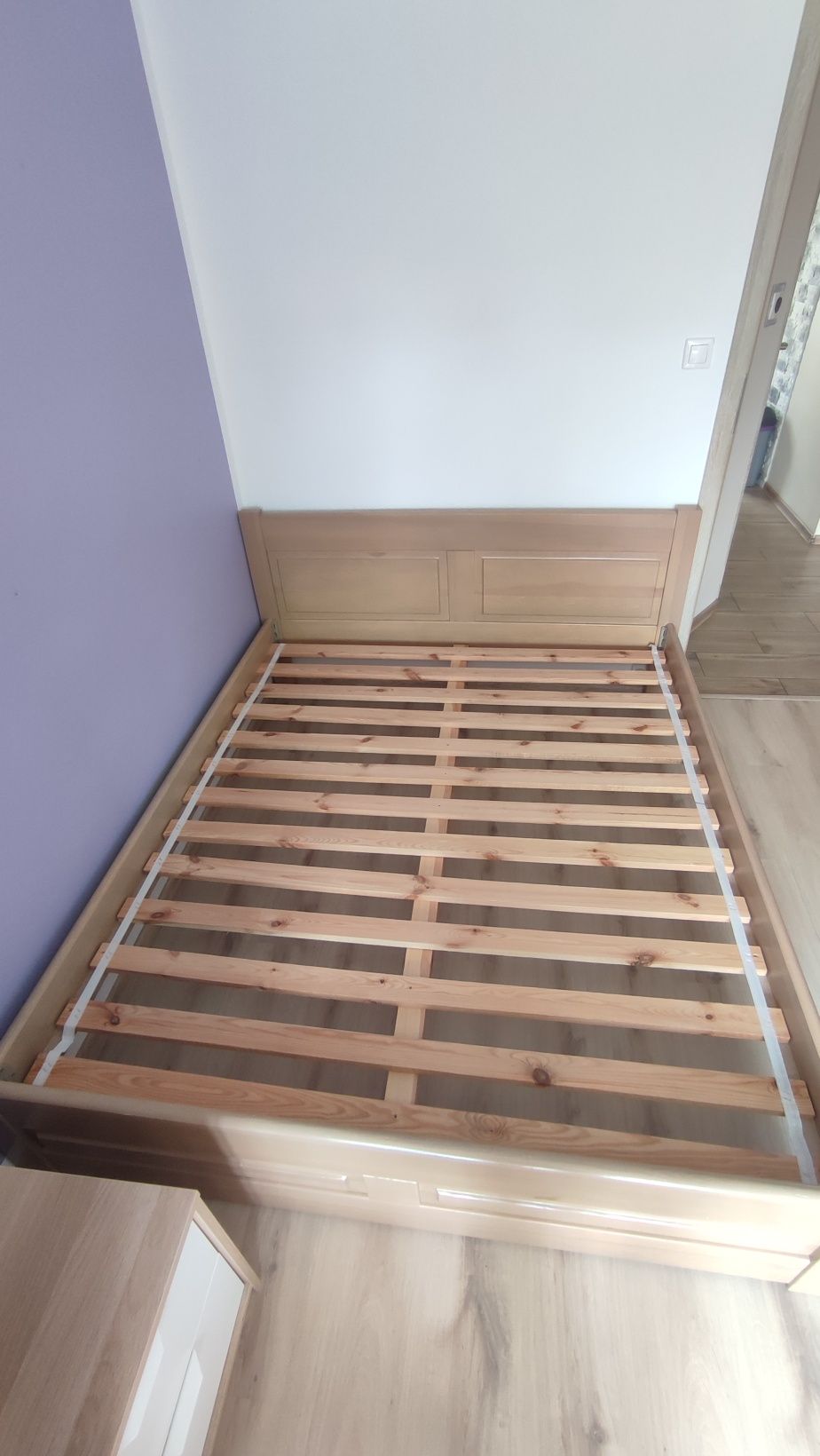 Łóżko dwuosobowe ze stelażem