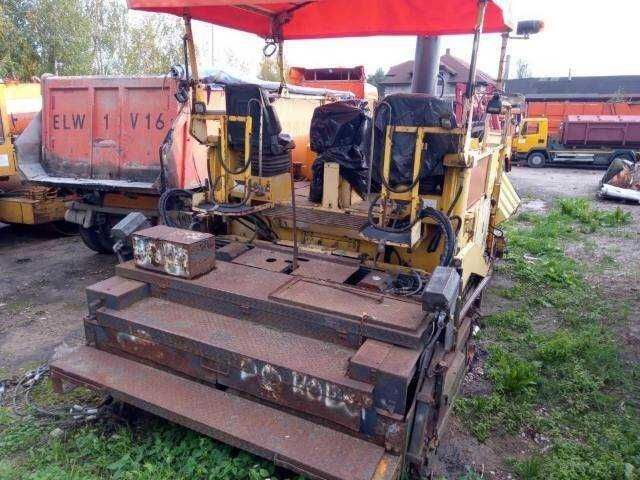 Rozkładarka mas bitumicznych TITAN 411