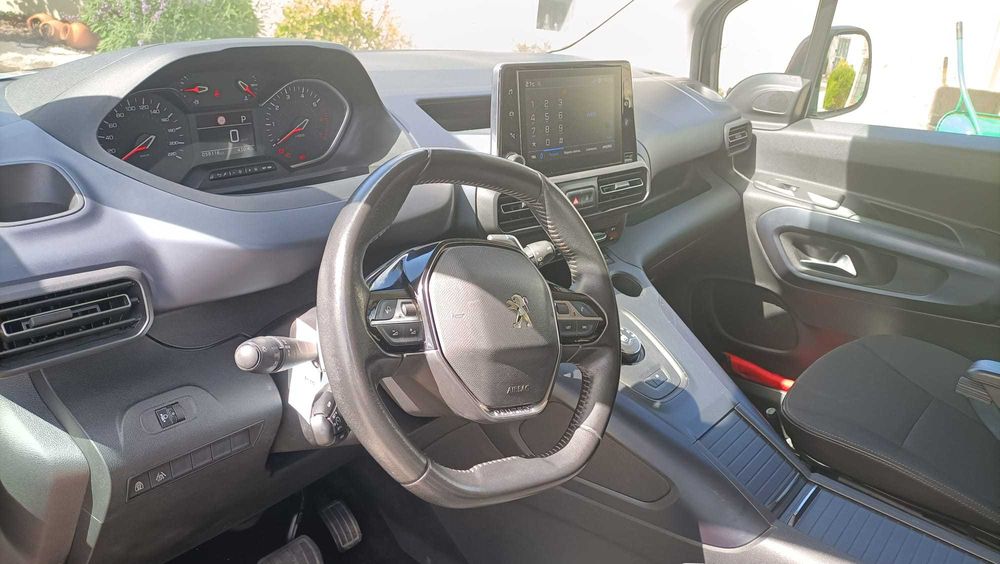 Veiculo com cadeira de rodas com elevador elétrico, acompanhante