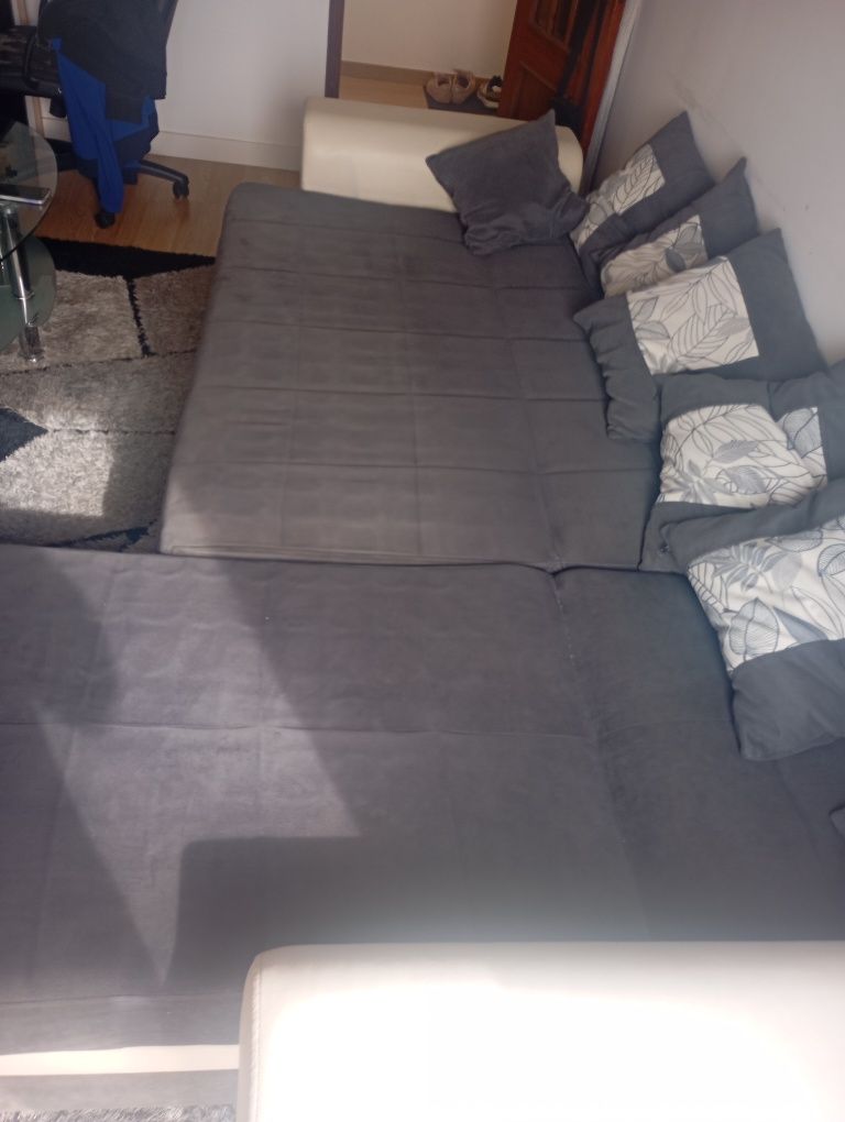 Sofá-cama, com chaise longue e arrumação
