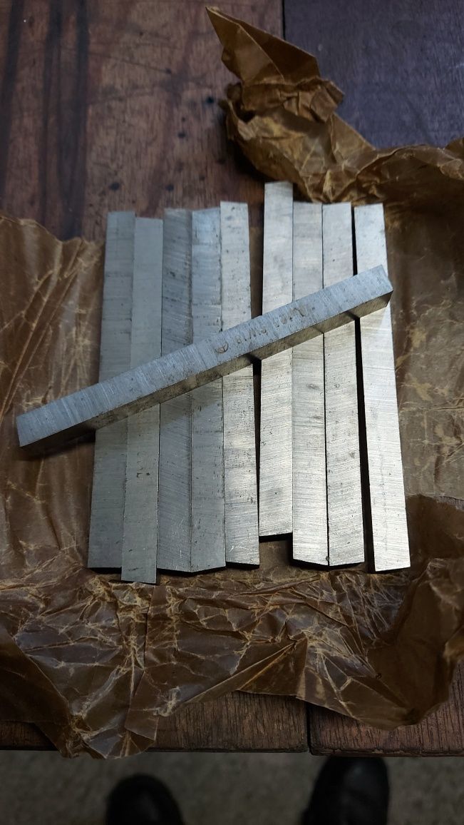 Nóż tokarski 10x10x125, oprawkowy, stalka SW18