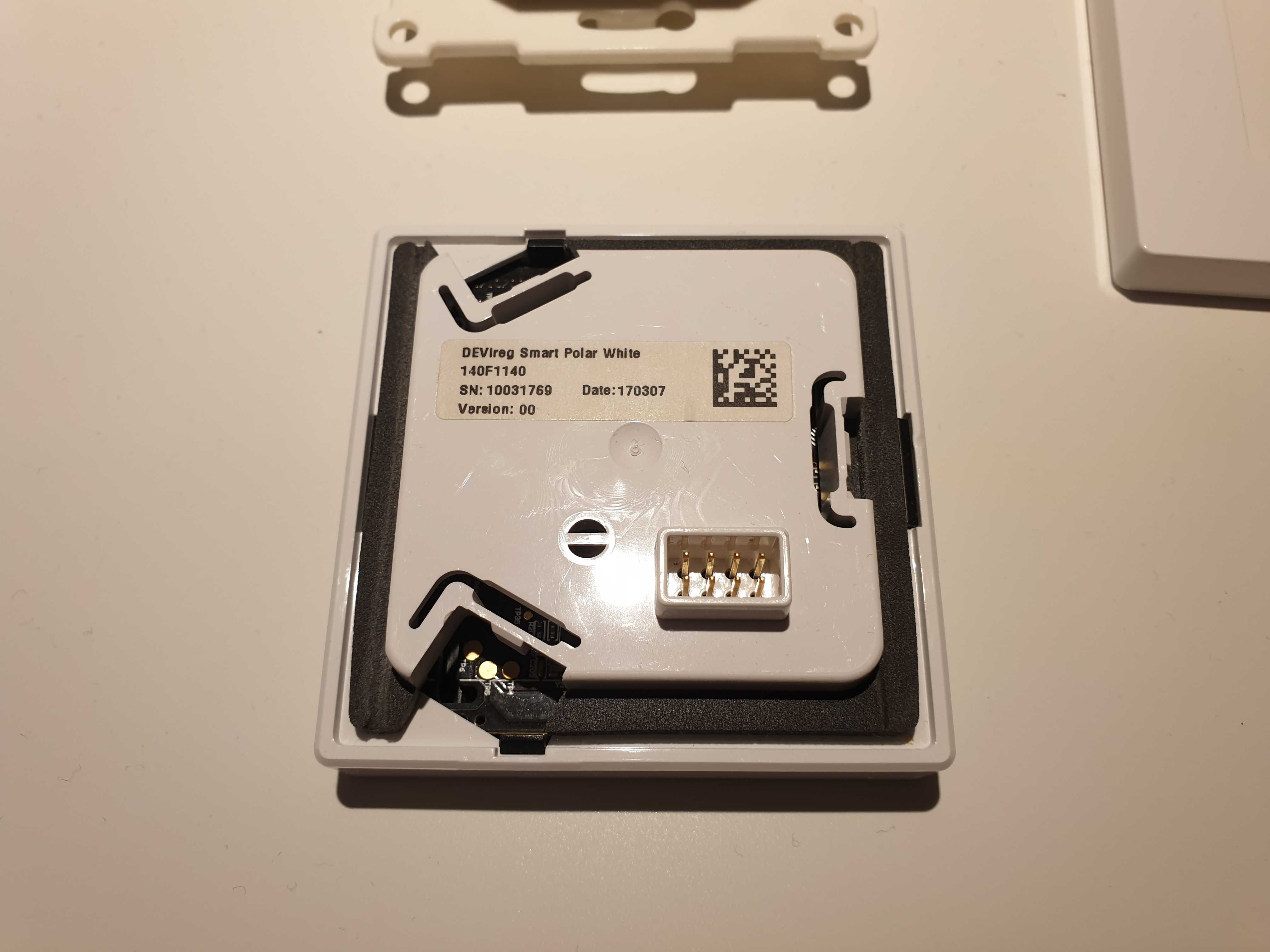 Termostat DEVIreg Smart Wi-Fi 140F1140 śnieżnobiały (RAL 9016)