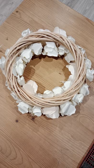 Wianek z papierowych kwiatów.