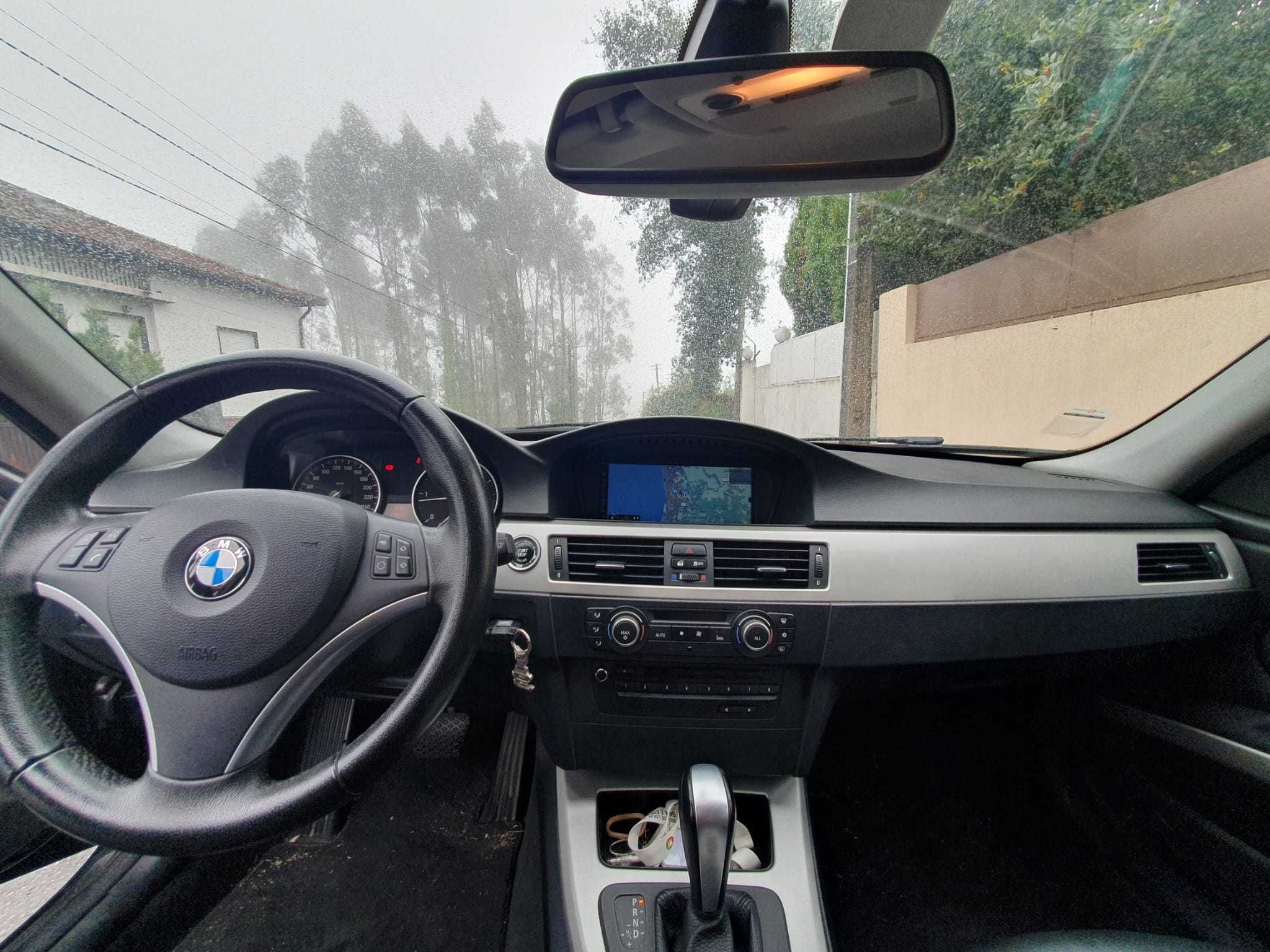 BMW 318 d Touring Auto Preto (Março 2011)