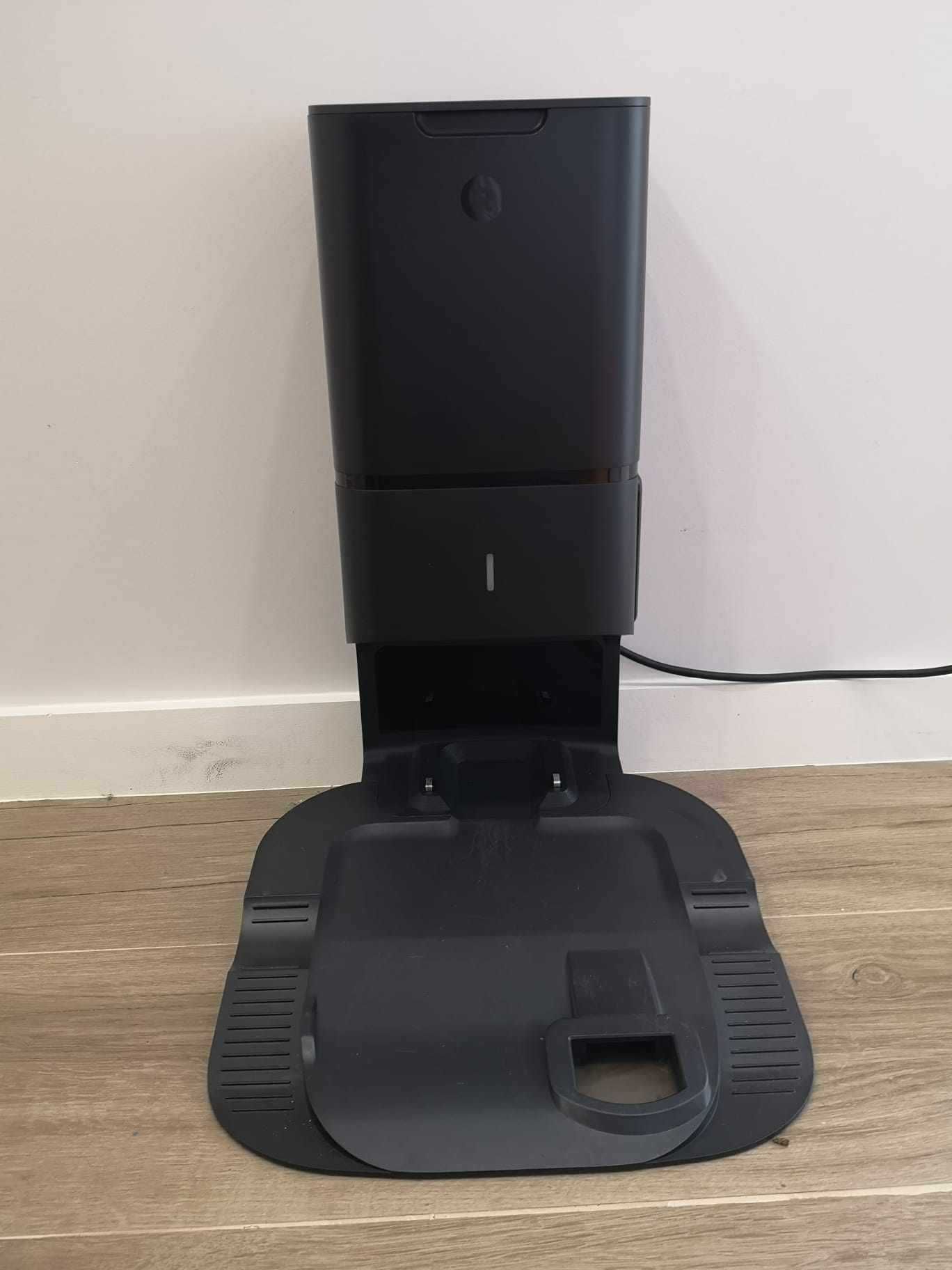 Aspirador Roomba com torre modelo Robot série i4