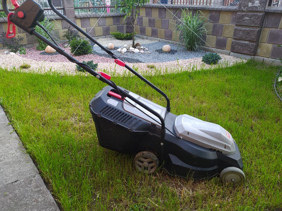 Косіння трави, догляд за газоном та садом