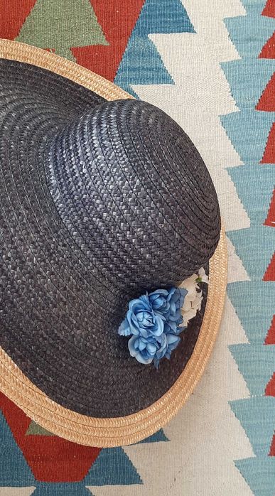 Chapéu de palha italiano vintage azul de aba larga com flores