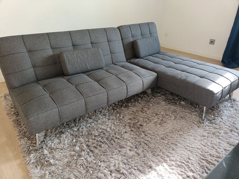 Sofá com carpete e mesa de centro 120€