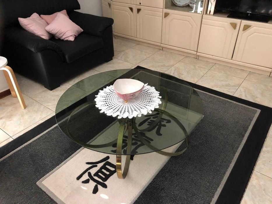 mesa de sala de estar em vidro e pés dourados