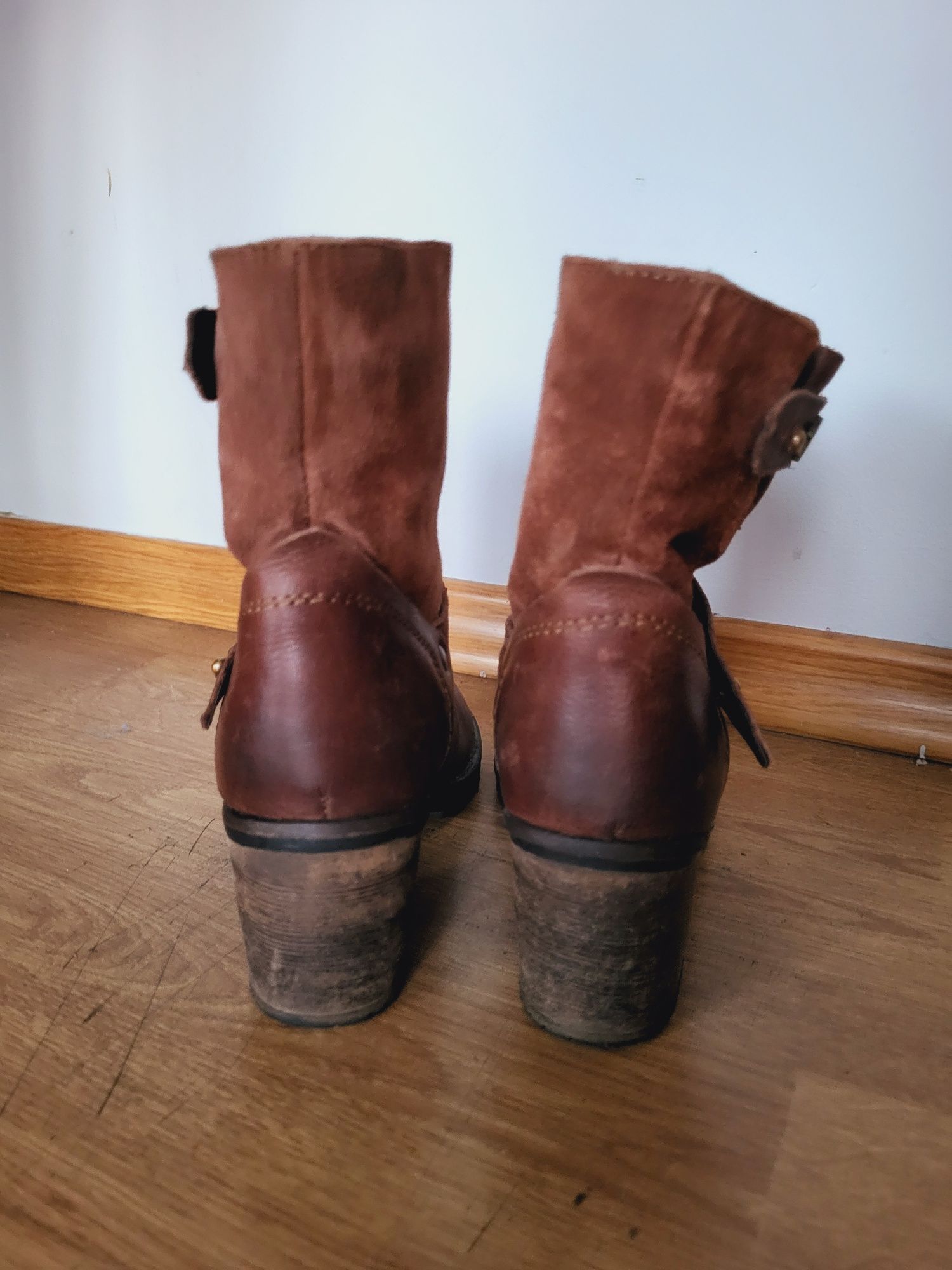 Brązowe botki skórzane zamszowe Wrangler 36 ze sprzączkami