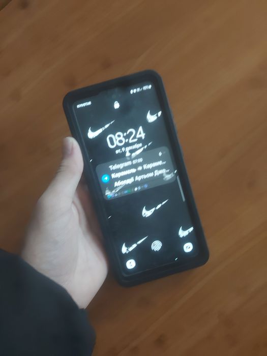 Продаю телефон, кросівки в подарунок.