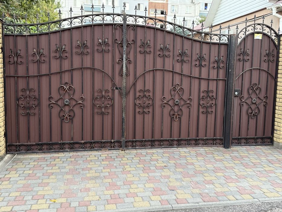 Ковані ворота з хвірткою