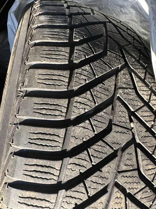 Yokohama BluEarth Winter V905 245 50 R18 104V