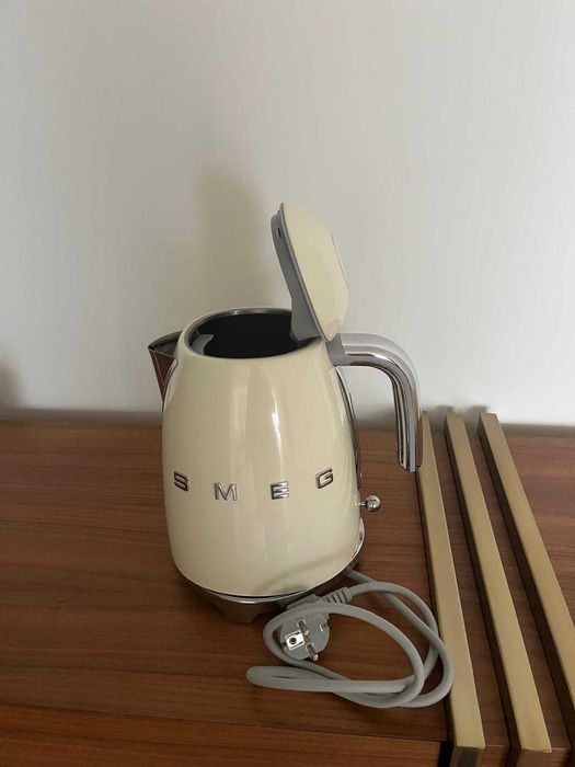 Chaleira Elétrica Smeg Mini , 1,7L, Creme , NOVA