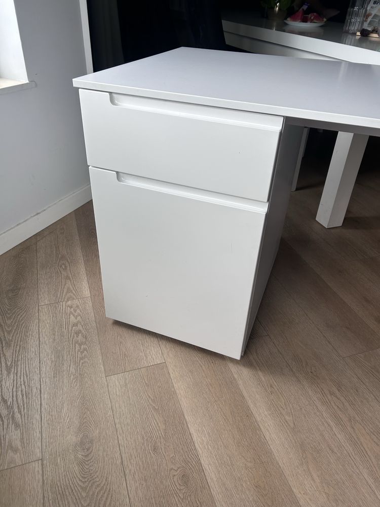 Piekne biourko białe