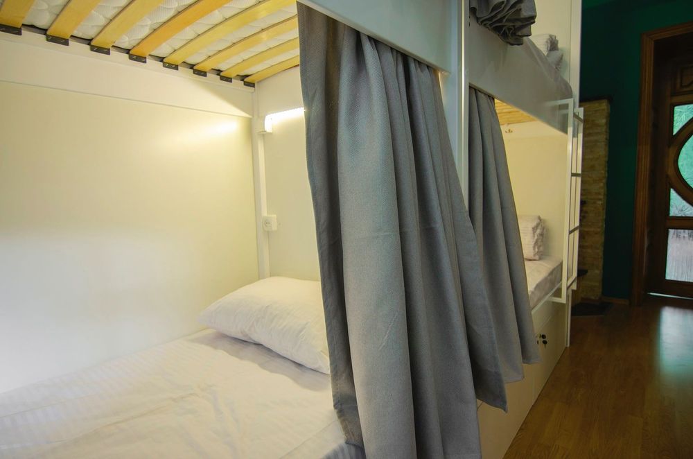 Спальне місце, койка, центр