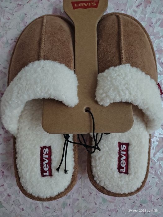 Домашнє взуття капці жіночі Levi's. На овчині