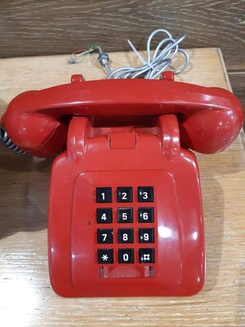 Antigo telefone vermelho de teclas