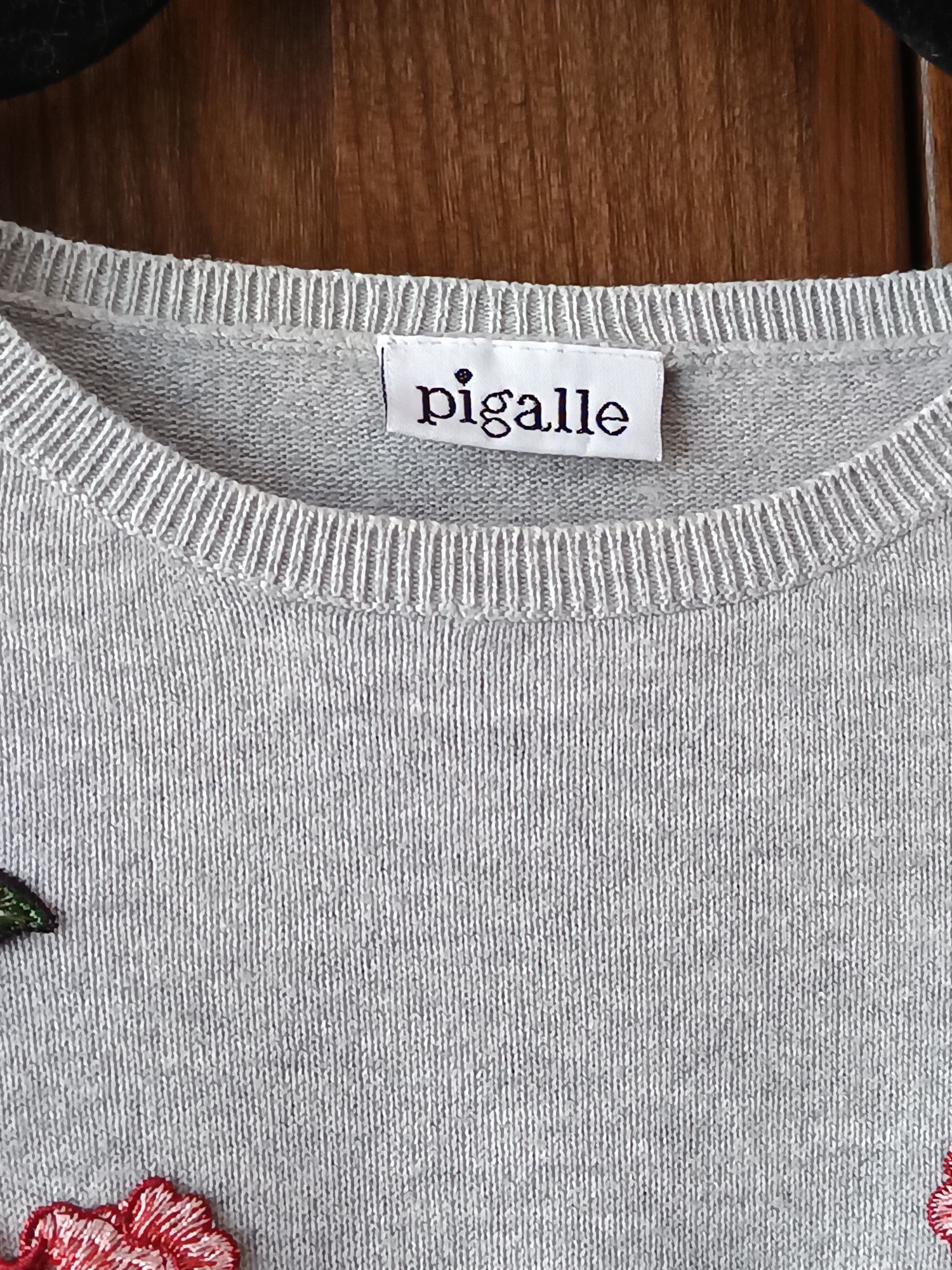 Sweter szary z aplikacją