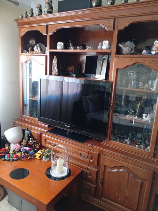 Estante de madeira de mogno com portas de vidro.