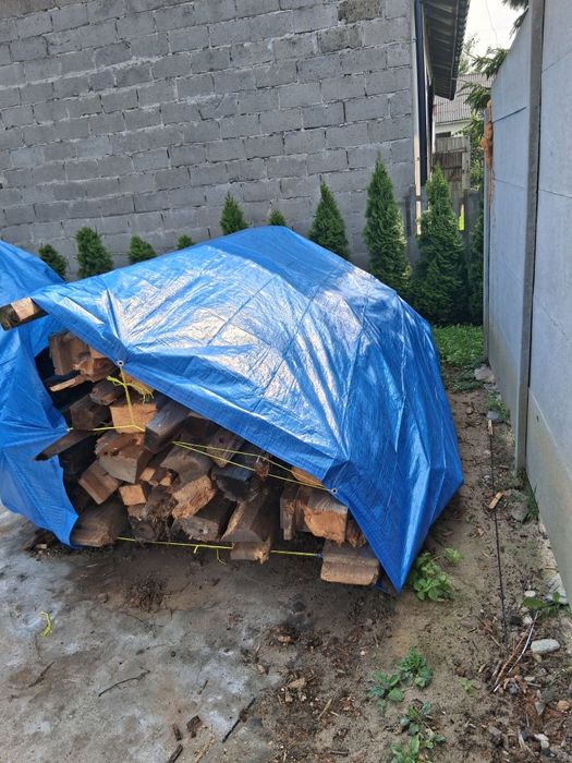 Grube drewno z konstrukcji stodoły suche.