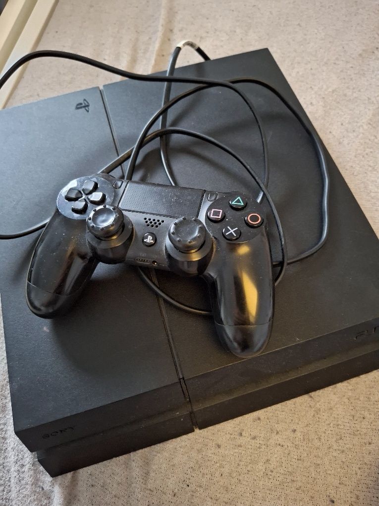 Sprzedam konsole ps4+pad