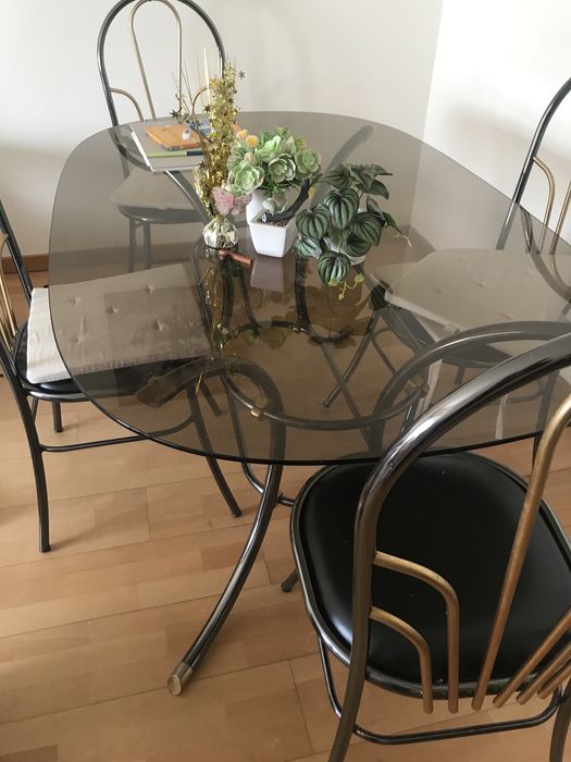 Mesa de vidro com 4 cadeiras
