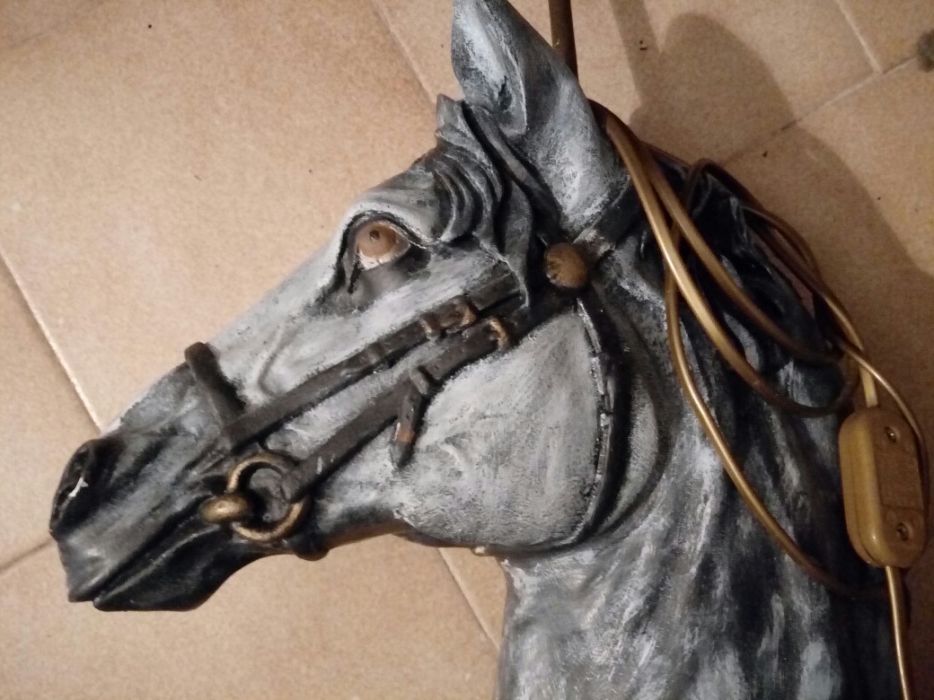 Cavalo candeeiro estátua