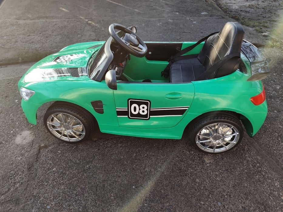 Дитячий електромобіль