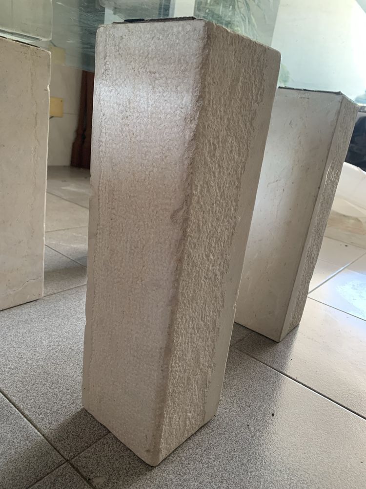 Mesa em vidro e pedra