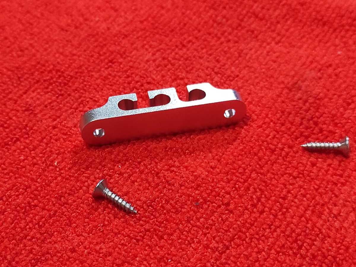 Aluminiowy docisk strun do girary basowej (na 3 struny)