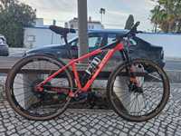 Bicicleta btt CUBE em ótimo estado. Roda 29