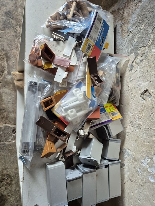 Meblowe nóżki klamki i inne