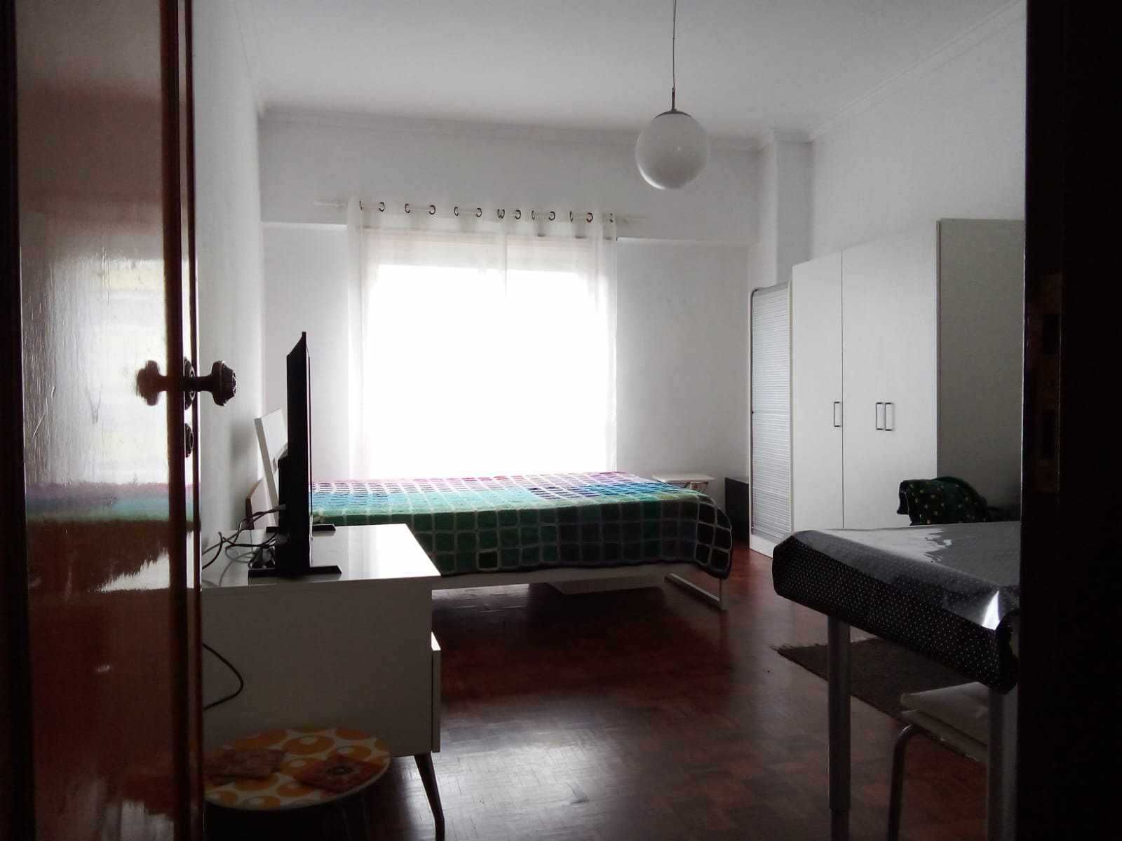 Quarto grande 1 pessoa Av. Uruguai