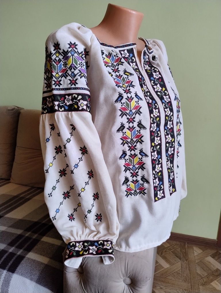 Жіноча вишиванка