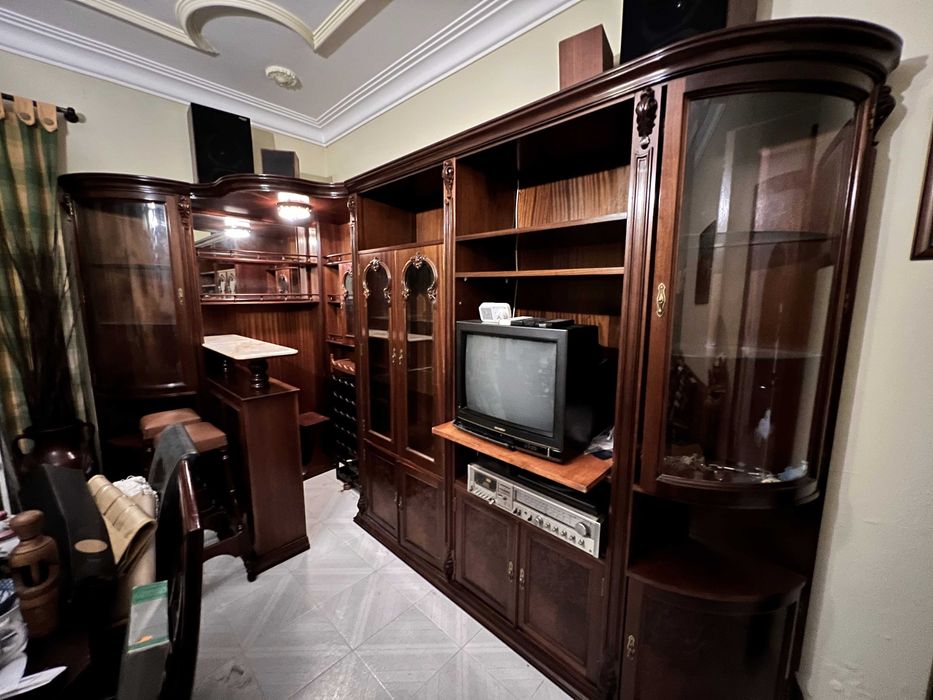 Móvel de Sala com bar + 2 bancos altos